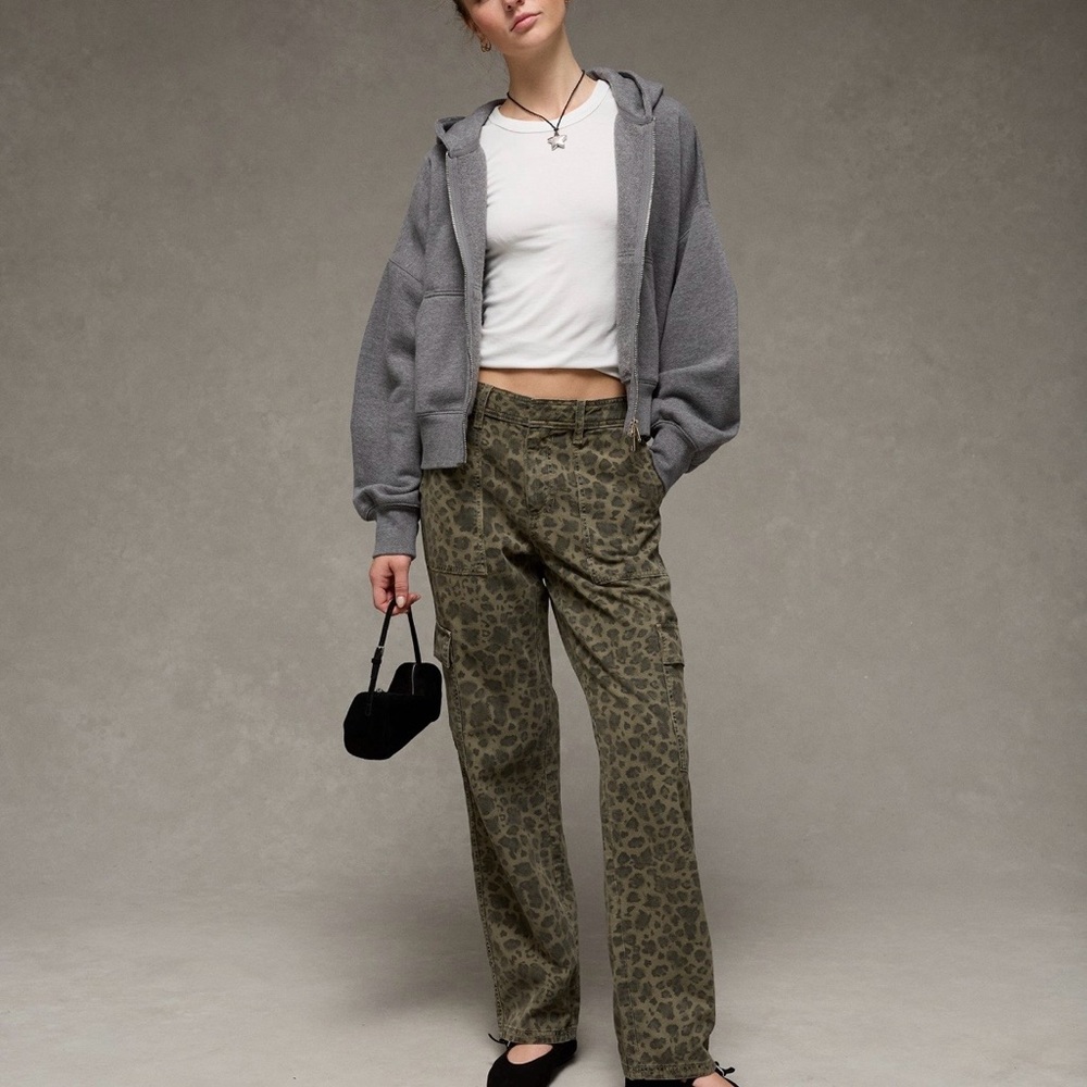 Like new- American Eagle Low-Rise Baggy Straight Cargo Pant- sz 8
